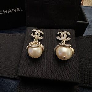 2016 Winter Chanel Earings. Gold and Pearl.